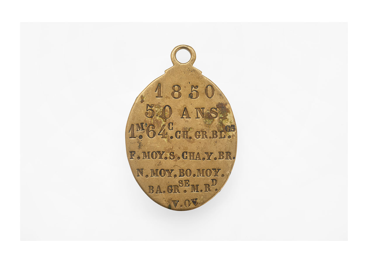 .   Plaque de chiffonnier, 1850, métal. Le dos de la médaille décrit les caractéristiques physiques de son détenteur. Mucem © Yves Inchierman / Mucem