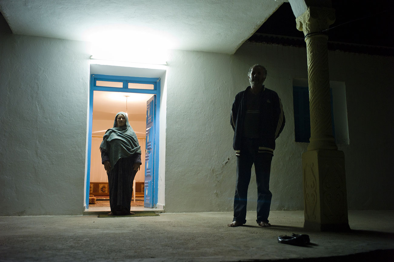 Des parents, dont le fils a disparu en mer en février 2011, posent devant leur maison. Zarzis, Tunisie, 2011 © Patrick Zachmann Magnum Photos