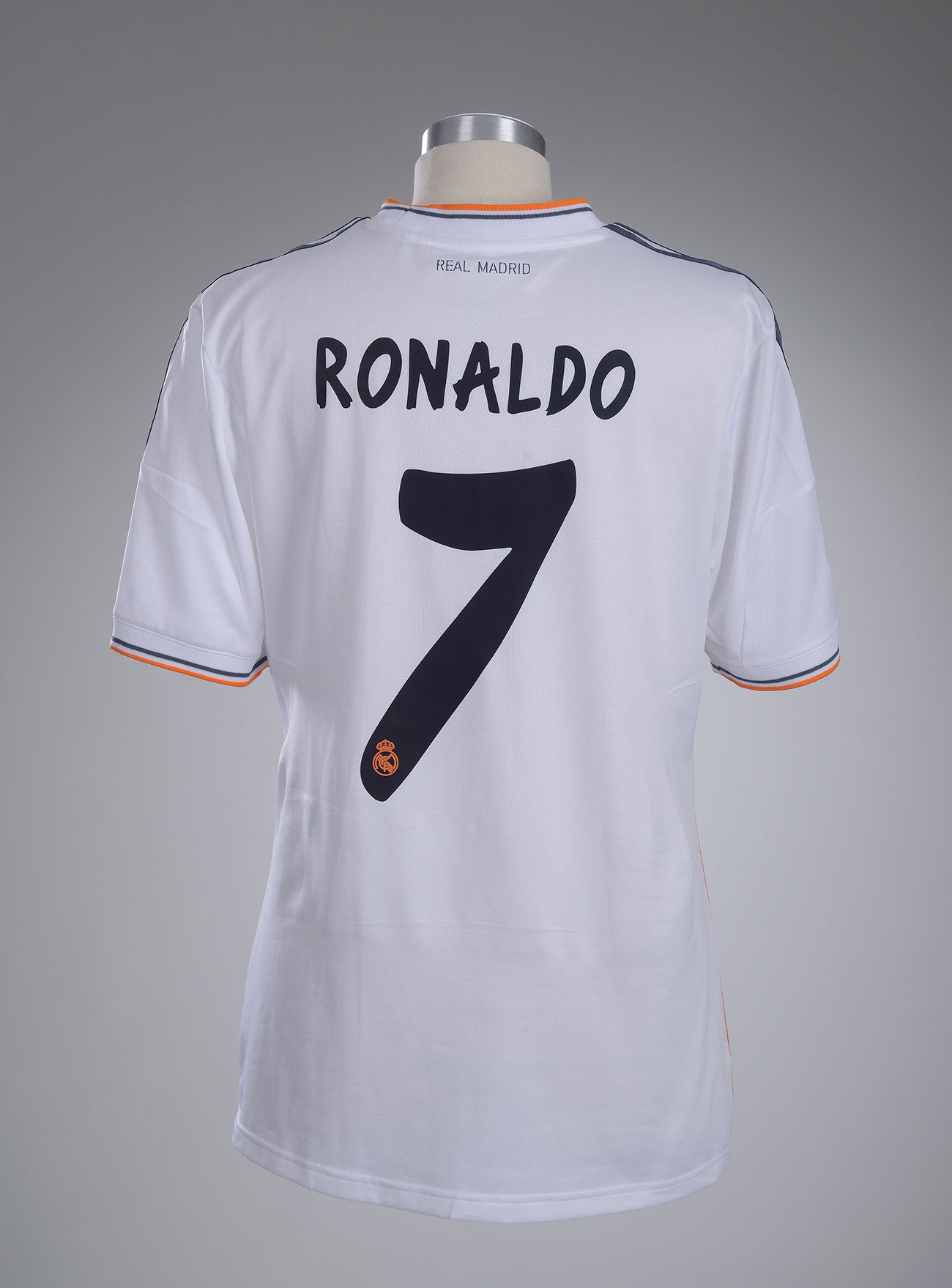 Maillot porté par Cristiano Ronaldo lors de la saison 2013-2014 du Real Madrid, 2013 – Mucem © Mucem Yves Inchierman