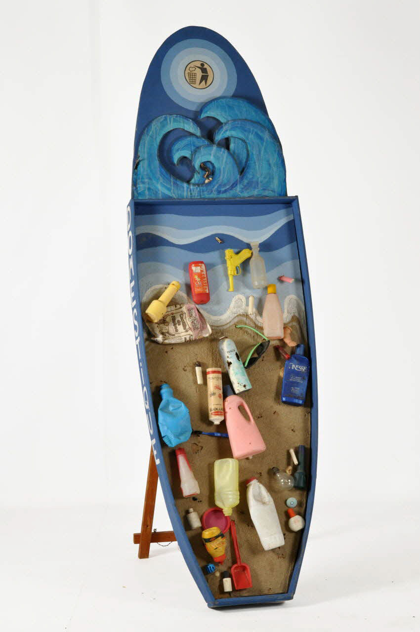 Planche de surf décorée d’objets ramassés sur les plages - Biarritz, France © Mucem