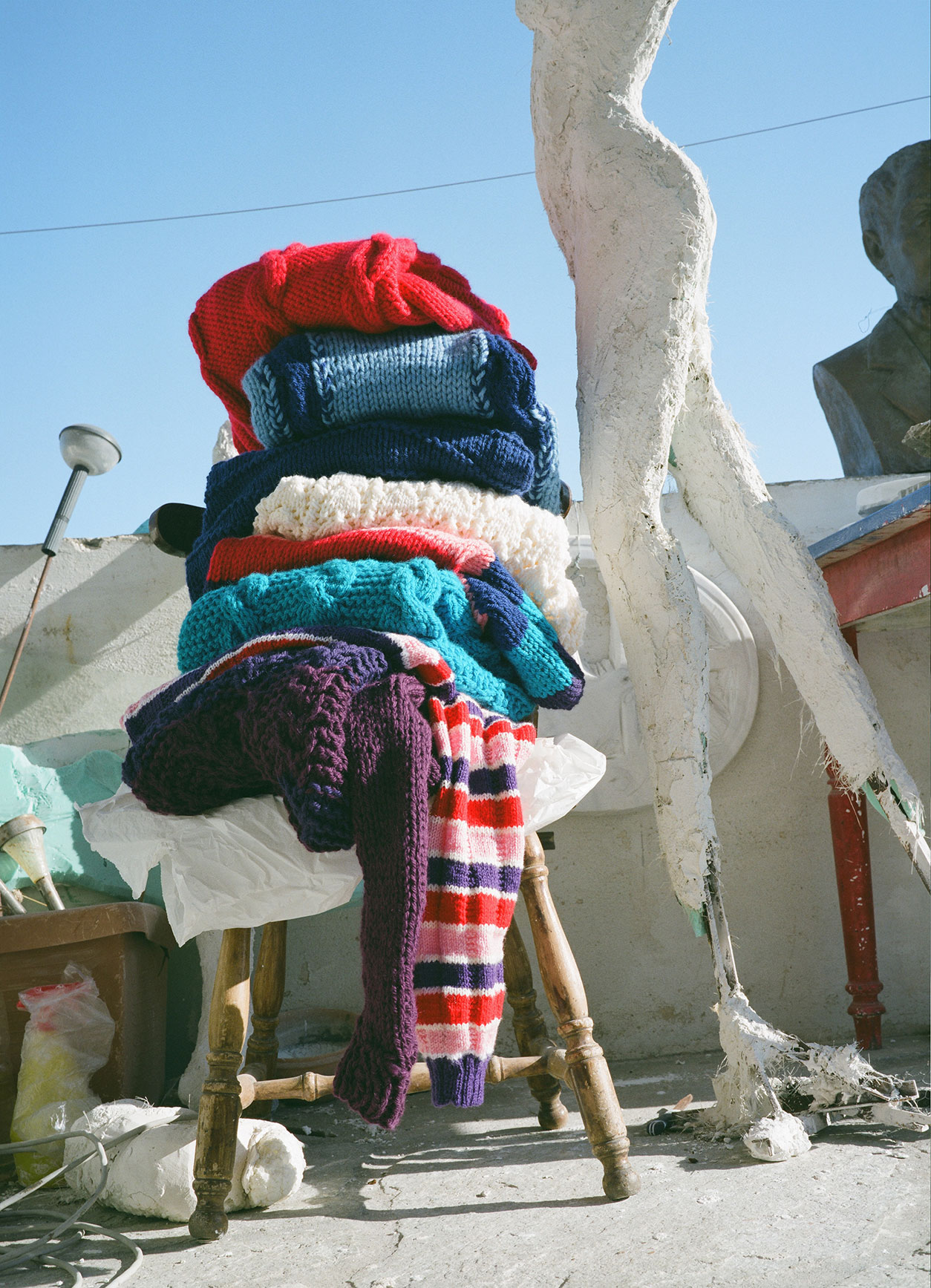 Huit pulls tricotés main par les femmes de l'association de Tinos (Grèce) et Itinérance, sculpture de Faethon Gryparis, 2018 Photo © Chaumont Zaerpour