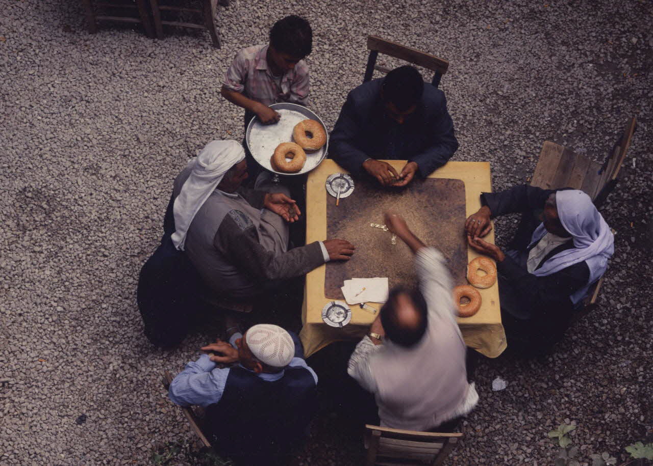 Izzet Keribar, Joueurs de dominos dans un café de plein air, Şanliurfa, Turquie, 1996—2003