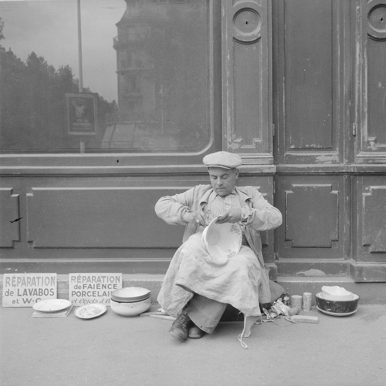 Monsieur Roger Leclerc, réparateur de faïence, à l’angle de la rue Delambre et du boulevard Montparnasse, Paris, 1945, photo Pierre Soulier. Mucem © Mucem