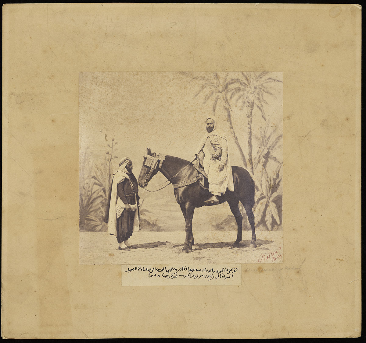 Louis-Jean Delton, L'Emir Abd-el-Kader à cheval, 1865, photographie sur papier albuminé contrecollé sur carton. Collection MHFA, Montpellier Méditerranée Métropole © MHFA