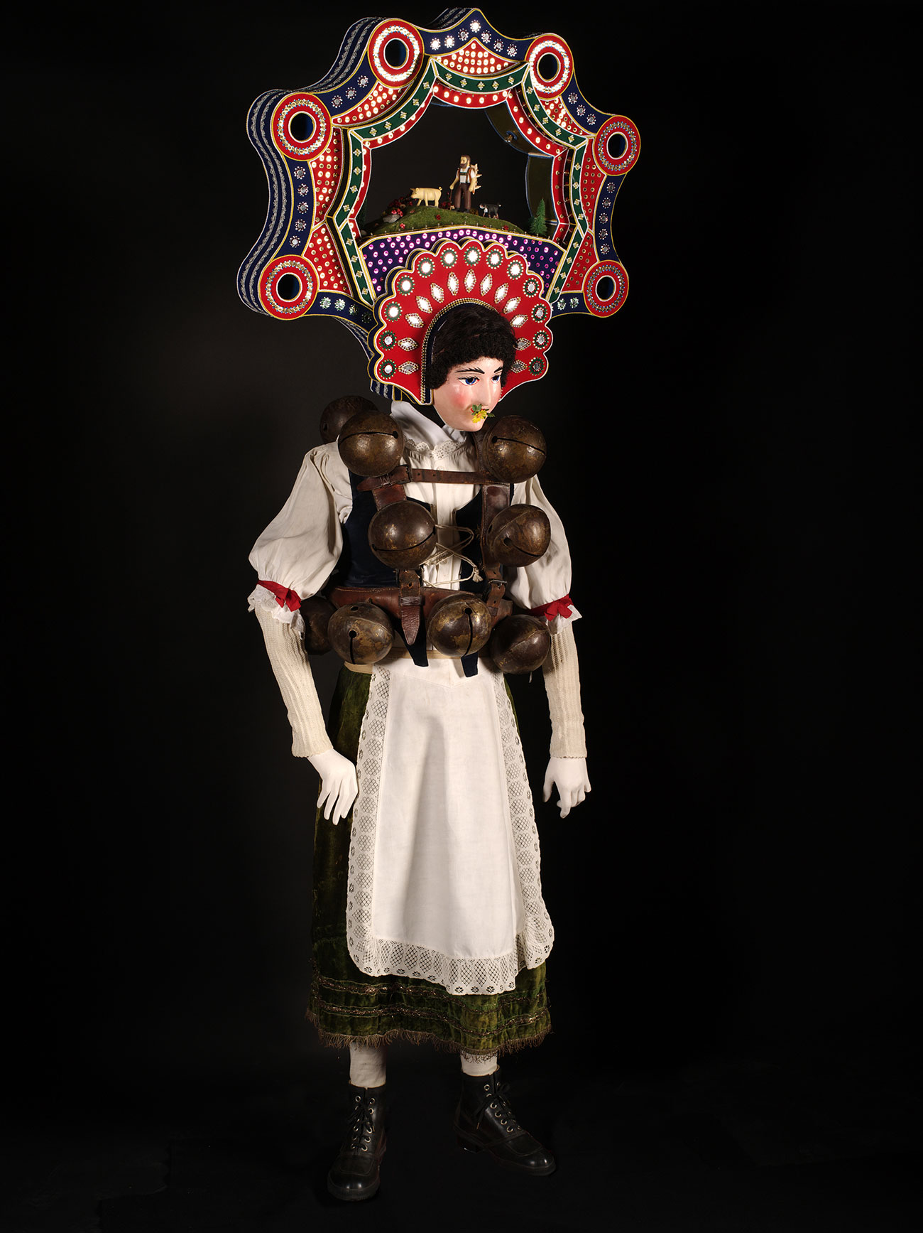 Costume de schöne klaust xxe Siècle © Musée international du carnaval et du masque binche, Belgique.photo Olivier Desart