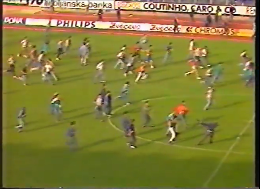 Extrait vidéo des débuts du match Dinamo Zagreb contre Etoile Rouge de Belgrade le 13 mai 1990