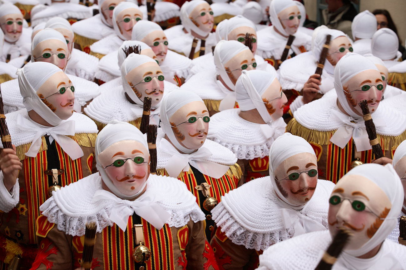 Les gilles de binche © Musée international du carnaval et du masque binche, Belgique.photo Olivier Desart