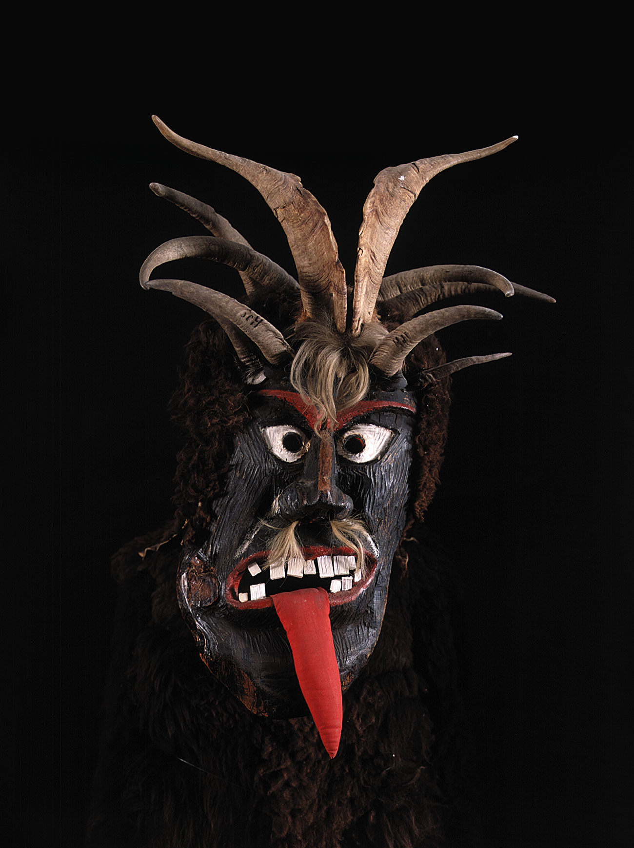 Masque de Krampus ou Schiache Percht, Autriche © Musée international du carnaval et du masque binche, Belgique. photo Olivier Desart