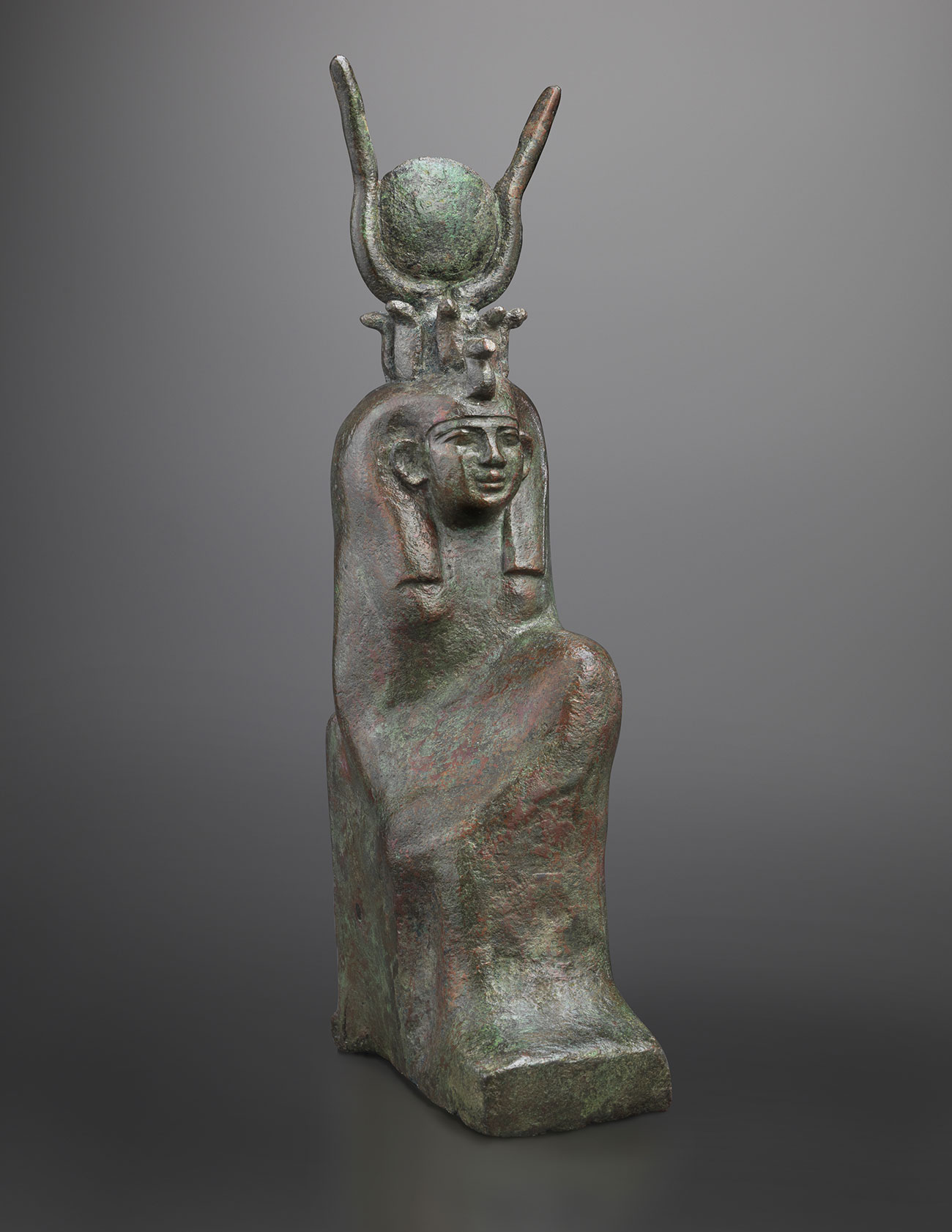Statuette de déesse à l'enfant caché, Egypte © Fondation Gandur pour l’Art, Genève. Photographe : André Longchamp