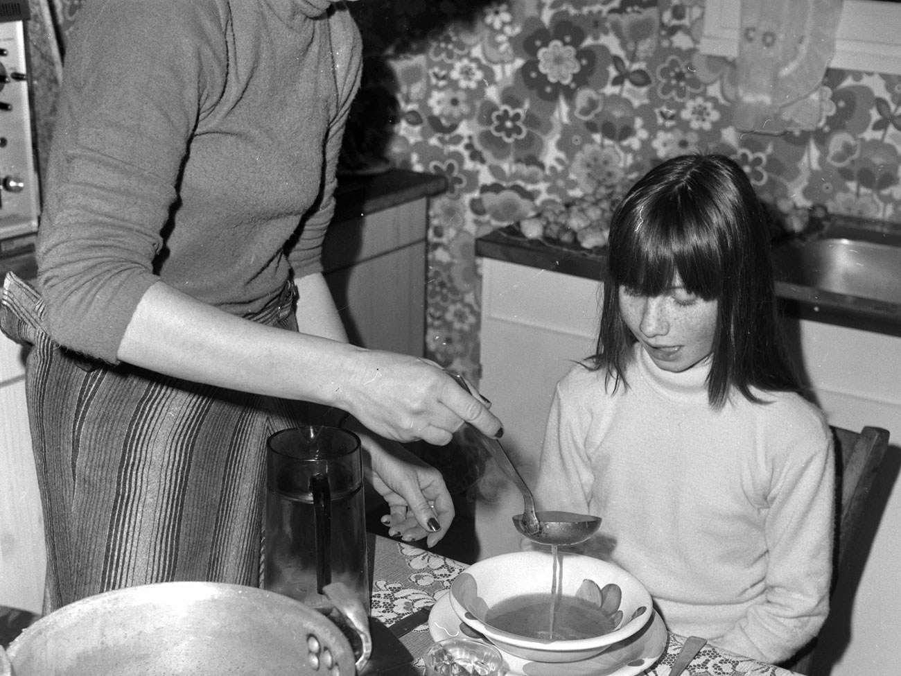 Repas dans la cuisine années 1970 © Roger Viollet
