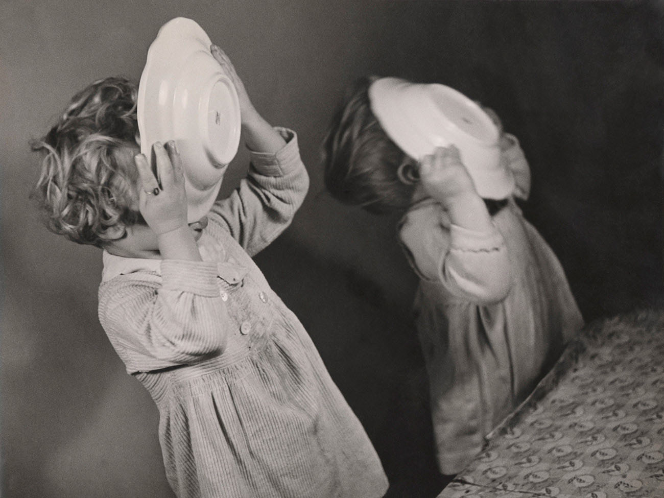 Frantisek Pekar, Deux enfants léchant leur assiette, vers 1930-1940. Musée Nicéphore Niépce, Chalon sur Saône © Frantisek Pekar (D.R.) © Ville de Chalon-sur-Saône, France. Musée Nicéphore Niépce