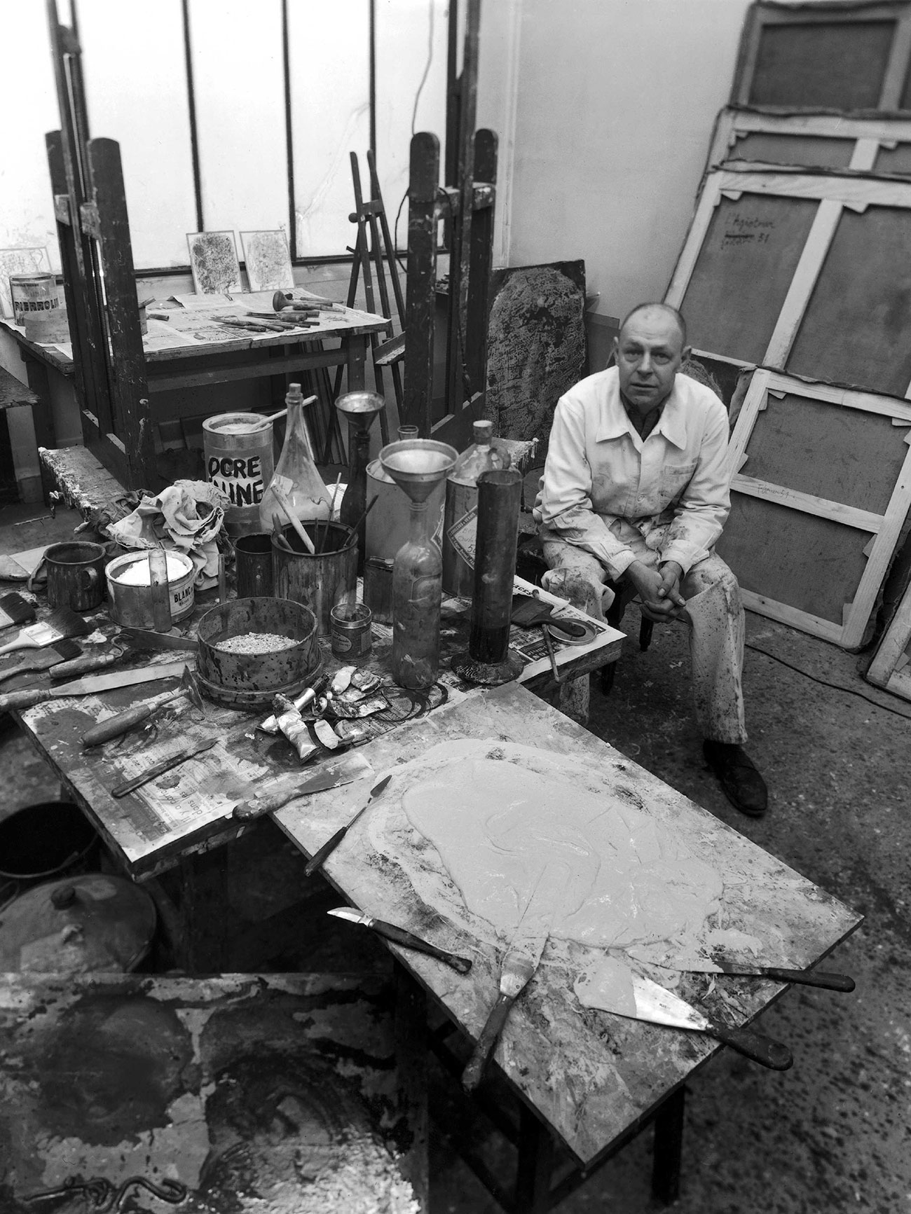 Robert Doisneau, Jean Dubuffet dans son atelier, 1951, Collection Agence Gamma-Rapho © Robert Doisneau/GAMMA RAPHO
