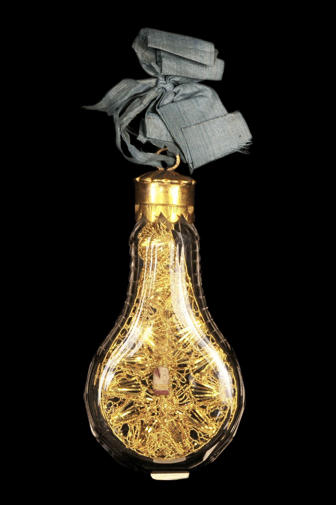 Flacon-reliquaire, République tchèque, Prague, cristal, fil d'or, laiton, soie 10,1 cm x 4,4cm - Mucem, Marseille © Mucem