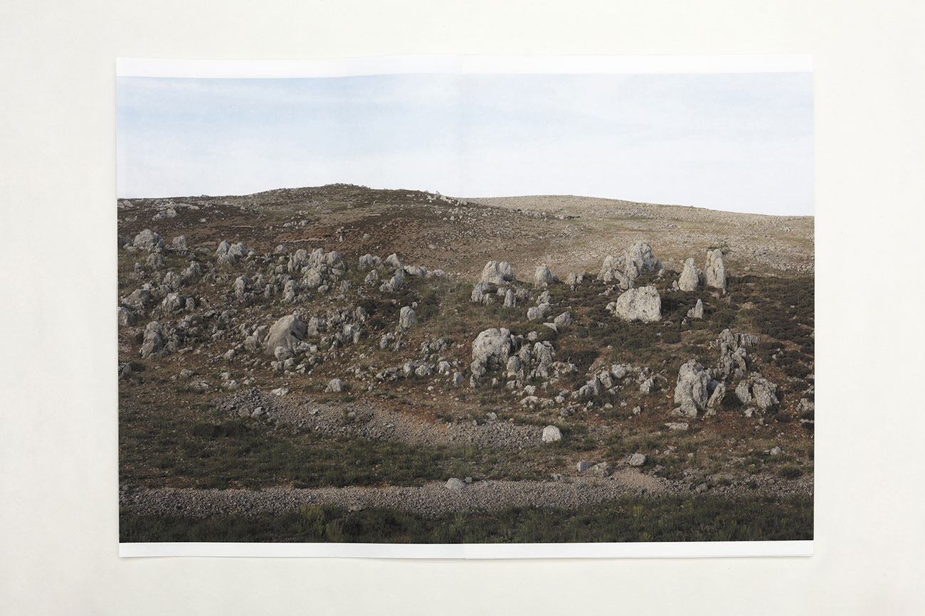 Nadim Asfar, Devant le mont Hermon, 25 mai 2017, de la série « Expérience de la montagne », 2015 - en cours. Leporello, impression numérique sur KOZO, 2019 © Nadim Asfar
