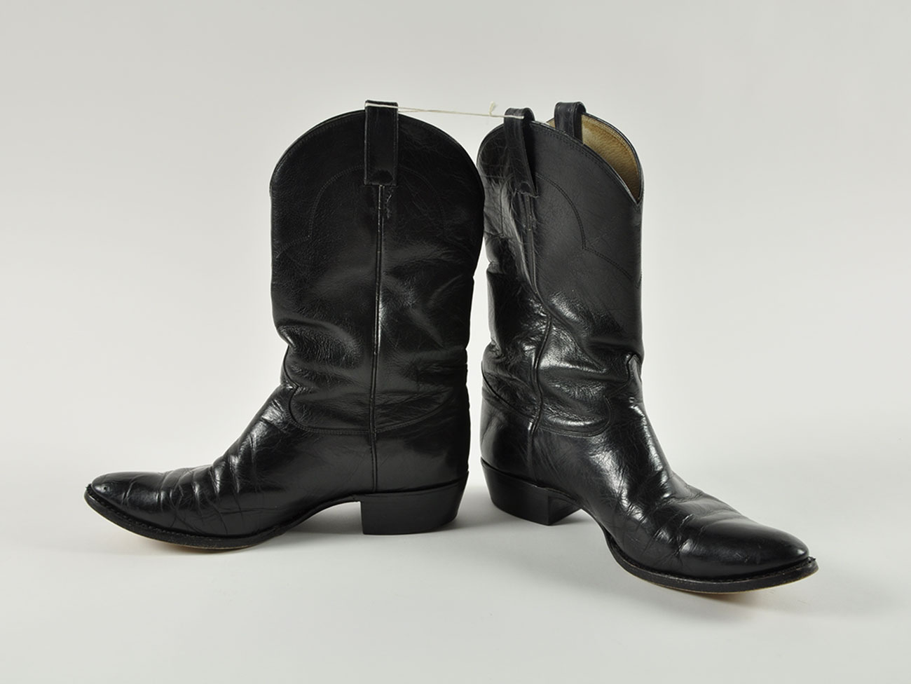 Paire de boots Justin Boots Texas, Etats Unis Vers 1990 Cuir 33,3 cm de hauteur, 10,2 cm de largeur, 30,1 cm de longueur, Don d’Eddy Mitchell © Collection Mucem