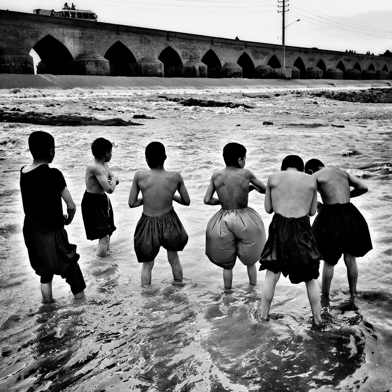 Morteza Herati, “Batchah ha-ye rudkhanah” series [The boys of the river, series I], 2016. Photograph © Morteza Herati