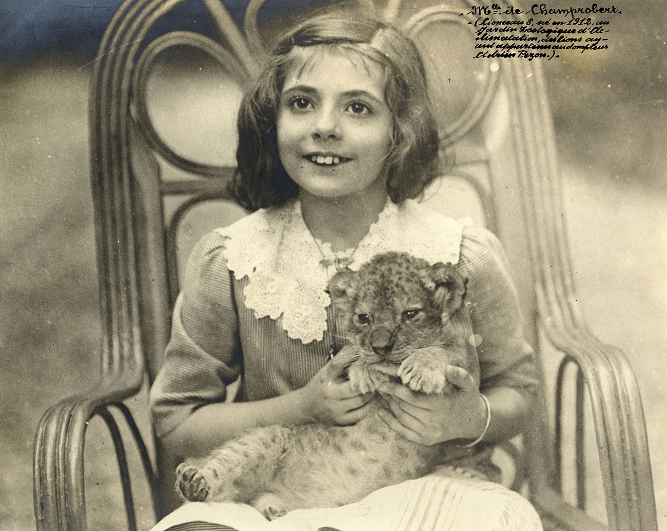 Mademoiselle de Champrobert et un lionceau, tirage photographique sur papier, Paris, 1912 © Mucem