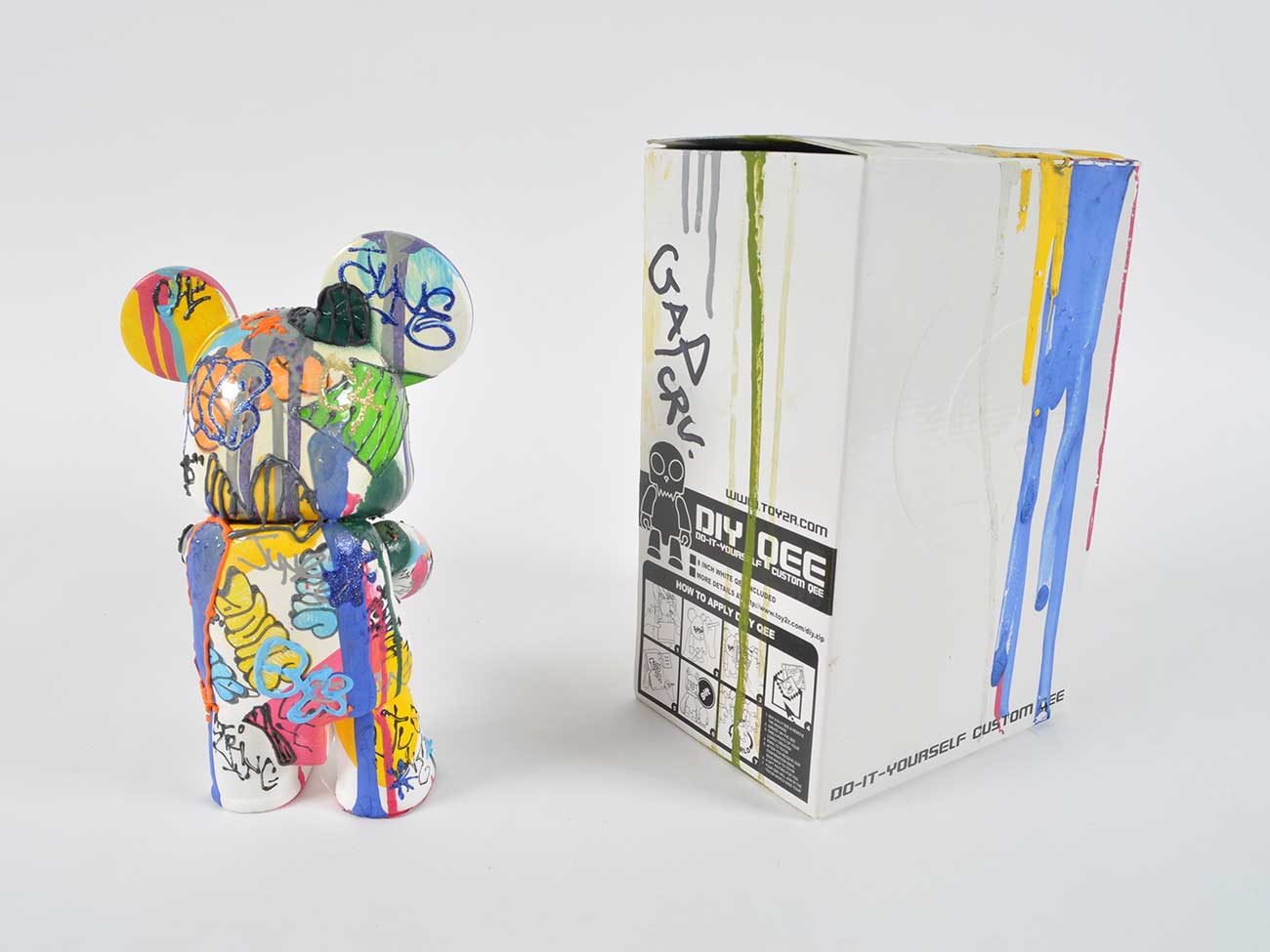 June Qee customisé, 2005 plastique moulé, peinture acrylique (bombe aérosol), marqueur, carton plié 26.6 x 13.5 x 17.3 cm. Signé et daté © Mucem 