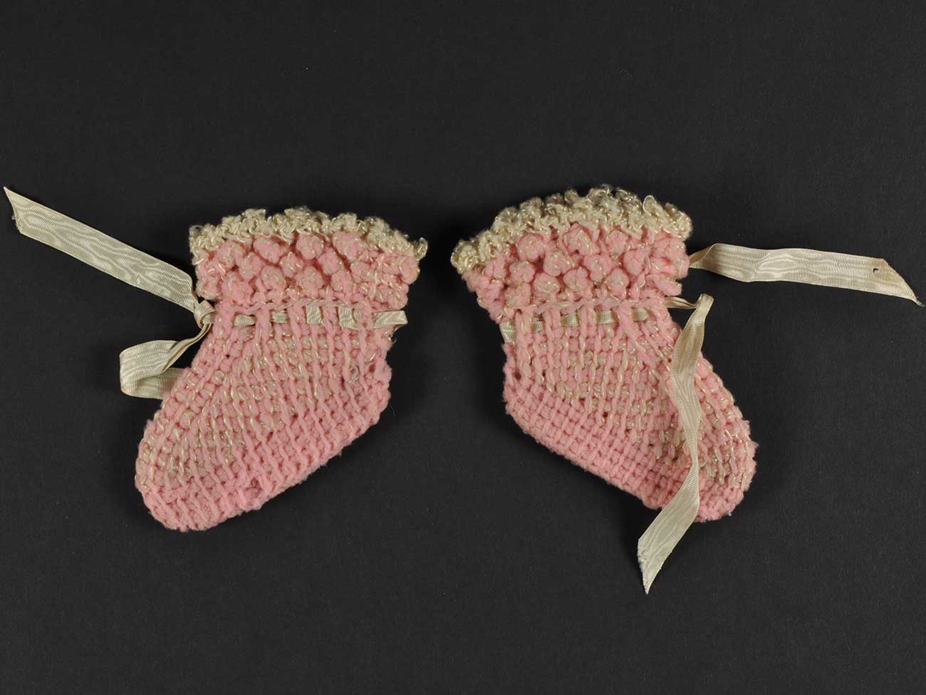 Chaussons de bébé, laine tricotée et ruban de satin, fin du 19e – début du 20e siècle, Mucem © Mucem 