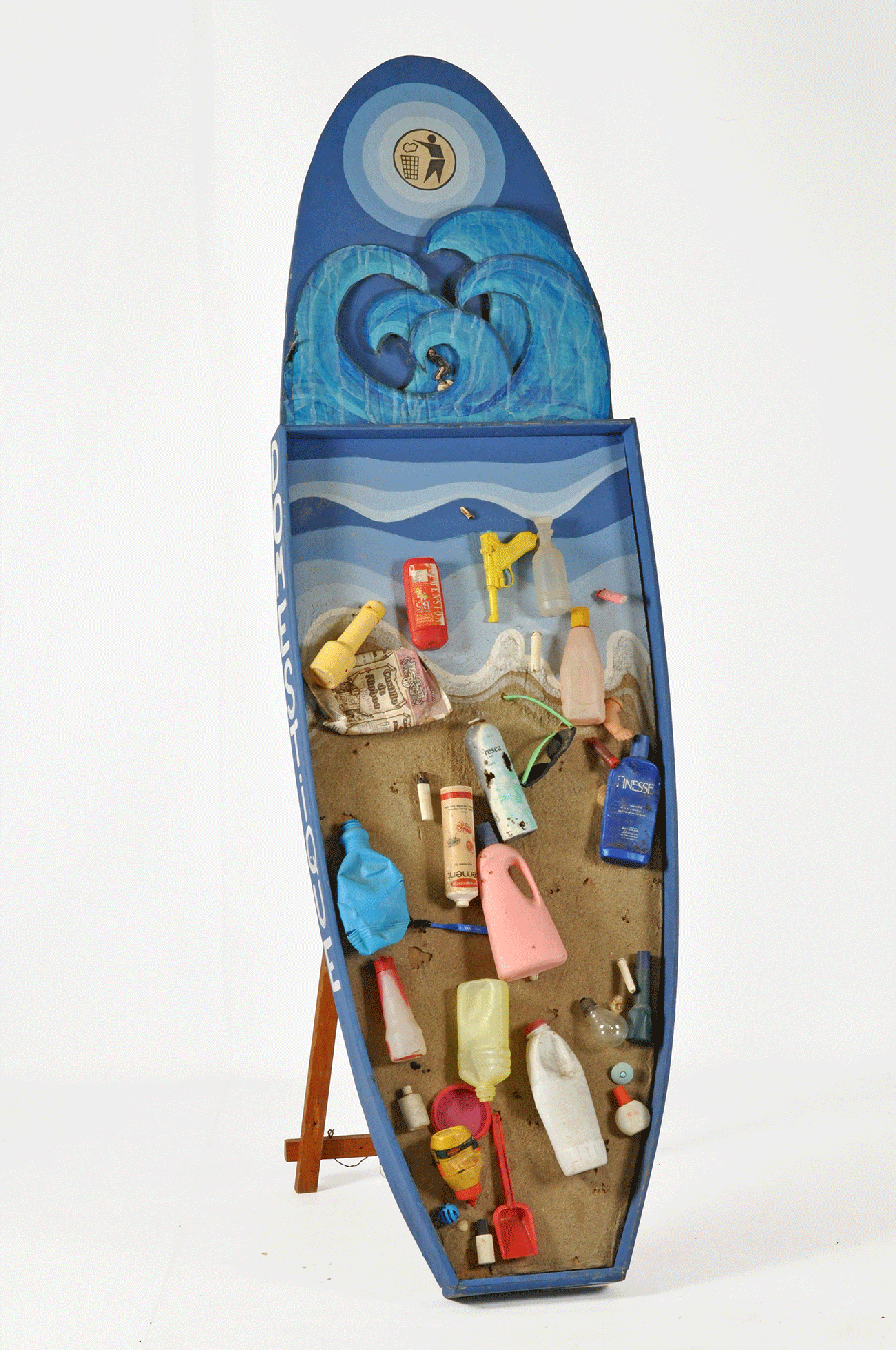 Planche-totem à décor d'océan, consacrée à la durée de vie des déchets en mer Surf Rider Foundation Europe, Biarritz, 1990-2000 Bois et déchets marins, technique mixte © Surf Rider Foundation Europe ; photo Mucem