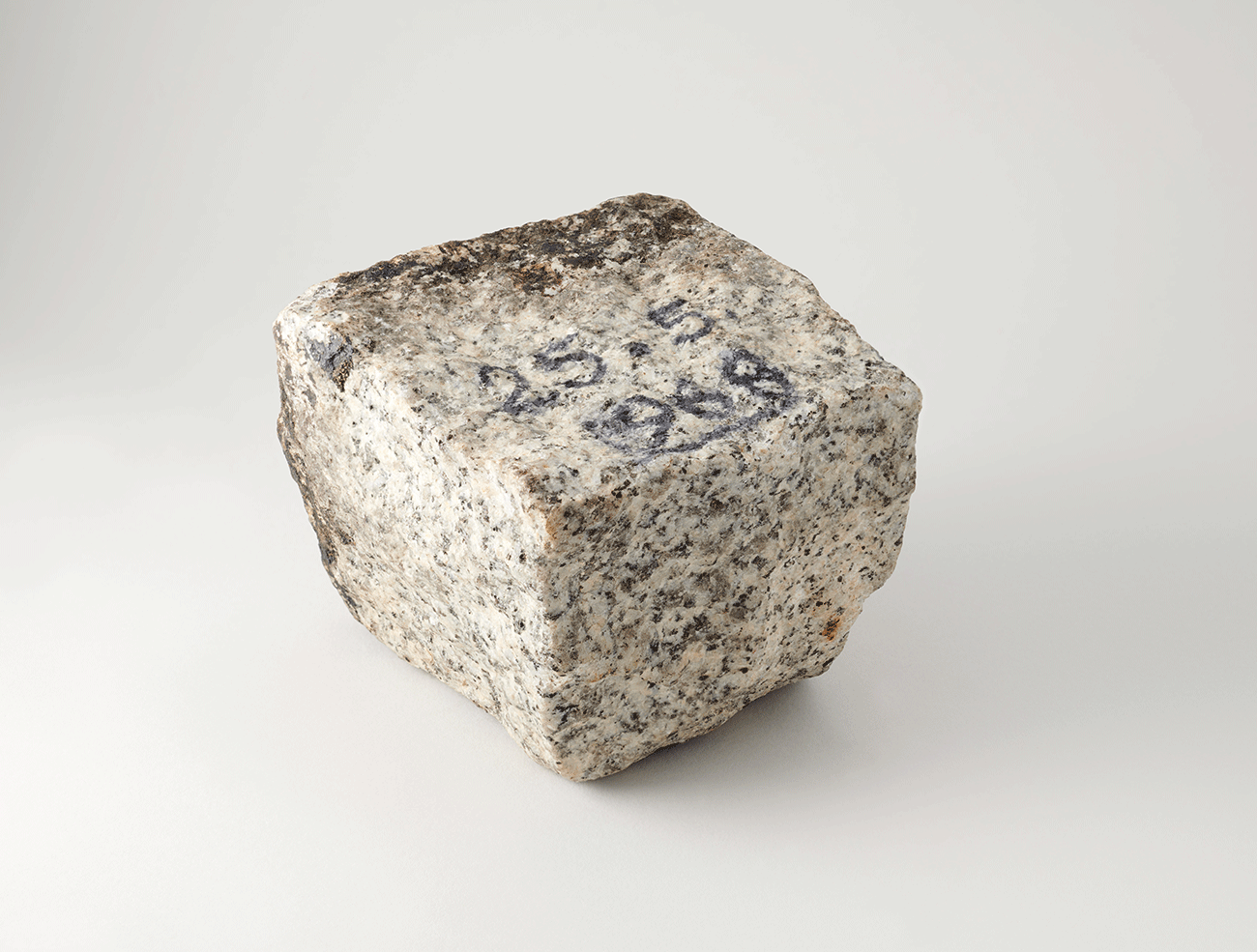 Pavé de Mai 1968, Paris Granit taillé portant une inscription en noir « 25-5-1968 » 10,3 x 8,7 x 10,2 cm, 1,745 kg © Mucem / Marianne Kuhn