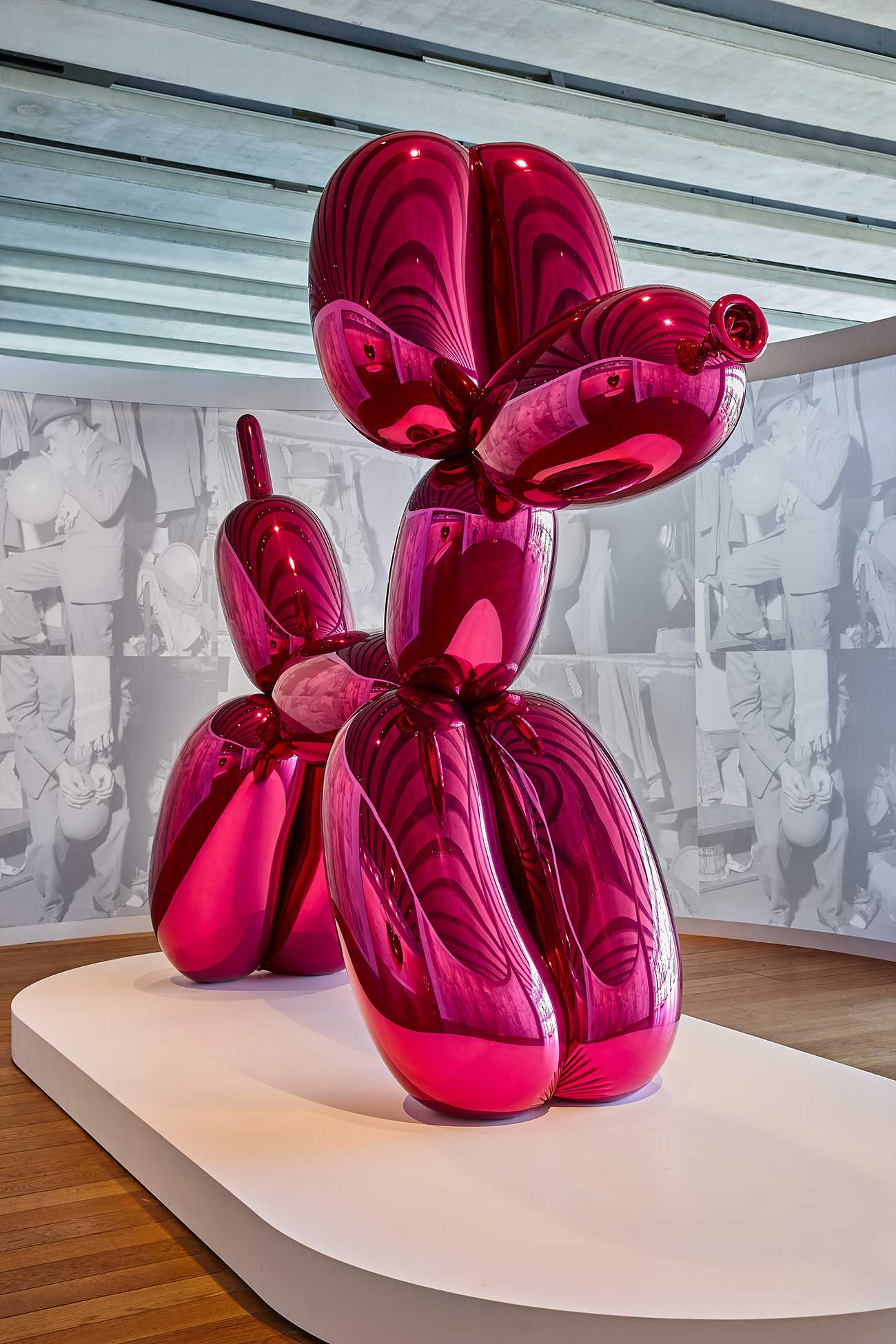 Jeff Koons, Balloon Dog (Magenta), et Hanging heart (Red Gold), vue de l'exposition Jeff Koons Mucem © Jeff Koons, photo Laurent Lecat, Mucem