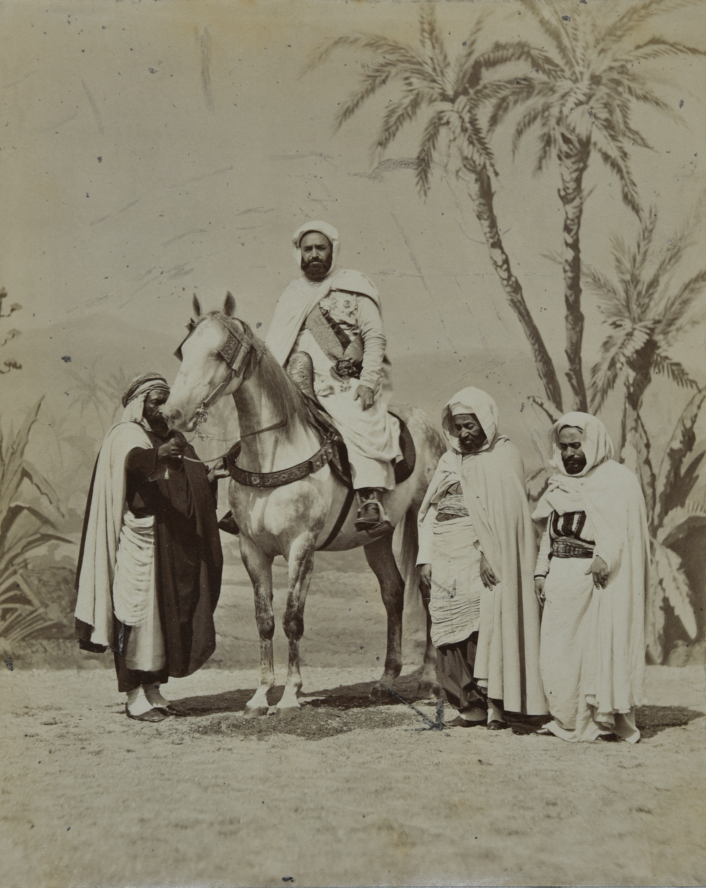 Louis Jean Delton, Portrait d'Abd el-Kader à  cheval, 1865, photographie. Archives nationales d'outre-mer, Aix-en-Provence © FR ANOM. Aix-en-Provence (139 APOM/2) – Tous  droits réservés