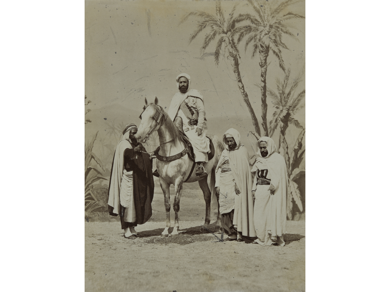 Louis Jean Delton, Portrait d'Abd el-Kader à cheval, 1865, photographie. Archives nationales d'outre-mer, Aix-en-Provence © FR ANOM. Aix-en-Provence (139 APOM/2) – Tous droits réservés