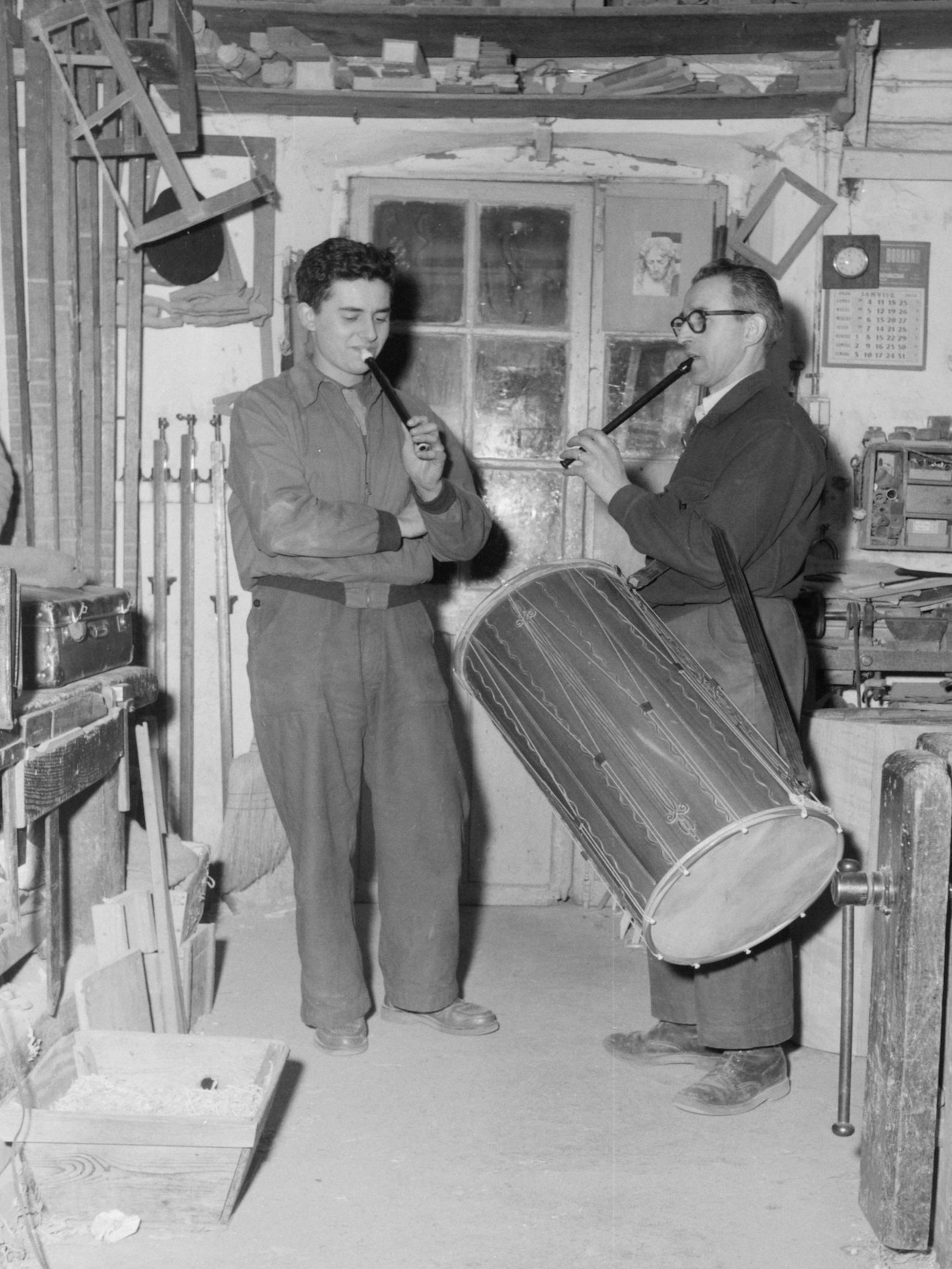 Dans son atelier de Barjols (Var), Marius Fabre essaye avec son fils André un tambourin et des galoubets, janvier 1954 (photo Pierre Soulier, Mucem, Ph.1954.17.426)