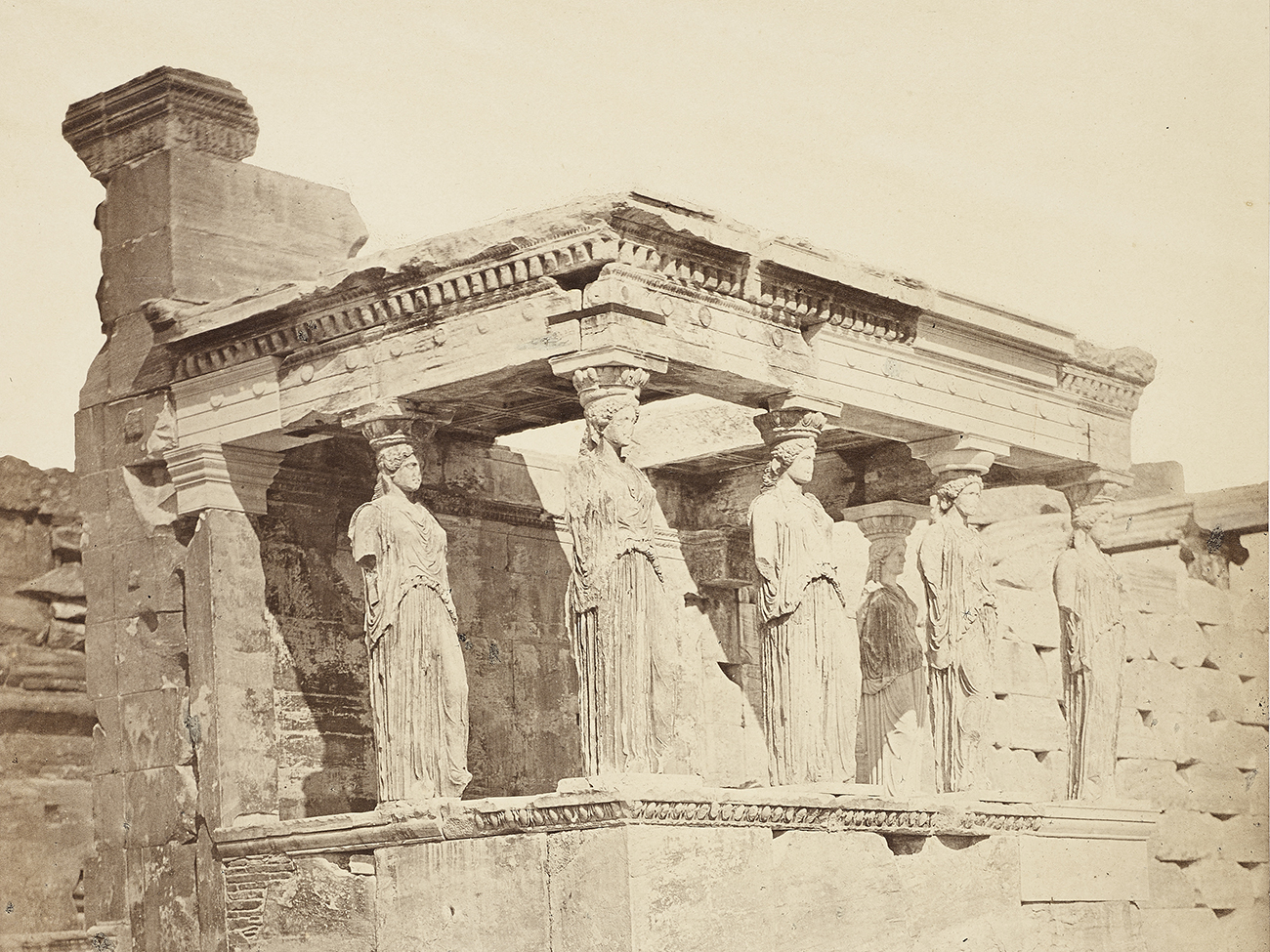 James Robertson, Les Cariatides de l'Erechteion, Athènes, 1853, tirage photographique, 30,8 x 26 cm, Mucem, inv. 2023.14.1 © Mucem