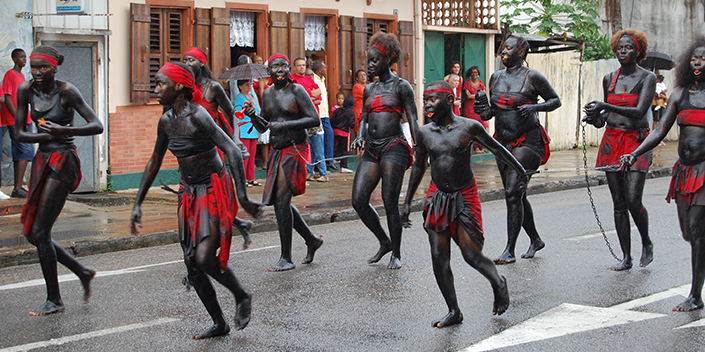 Blodwenn Mauffret. « Les Noirs peints en noir » : les masques de l'altérité en miroir dans le carnaval de Cayenne.