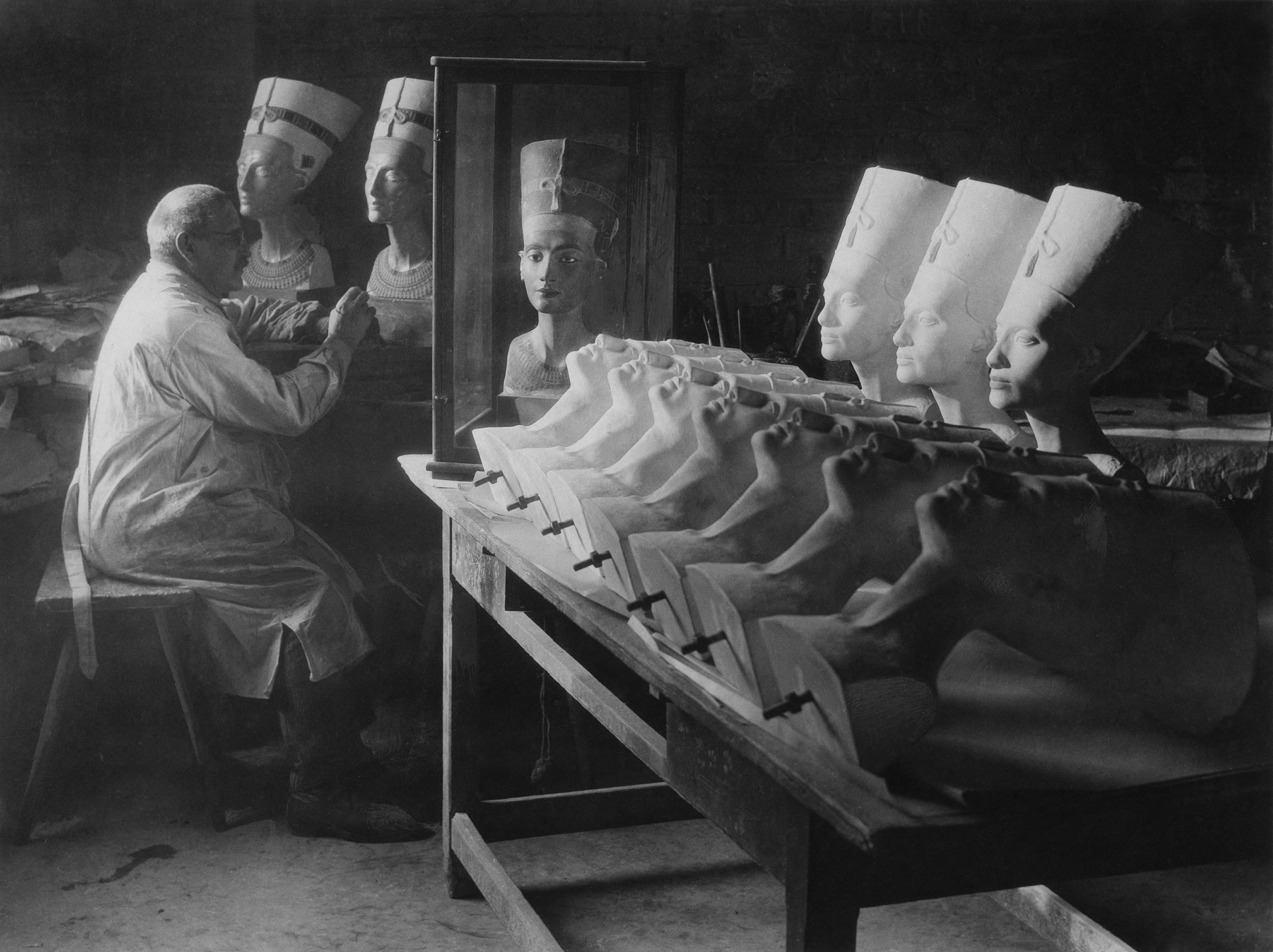 Fritz Zielesch, Dans l’atelier des moulages des musées de Berlin, Allemagne, vers 1930. Photographie, 18 x 24 cm. Collection Ullstein Bild © Ullstein Bild / Roger-Viollet