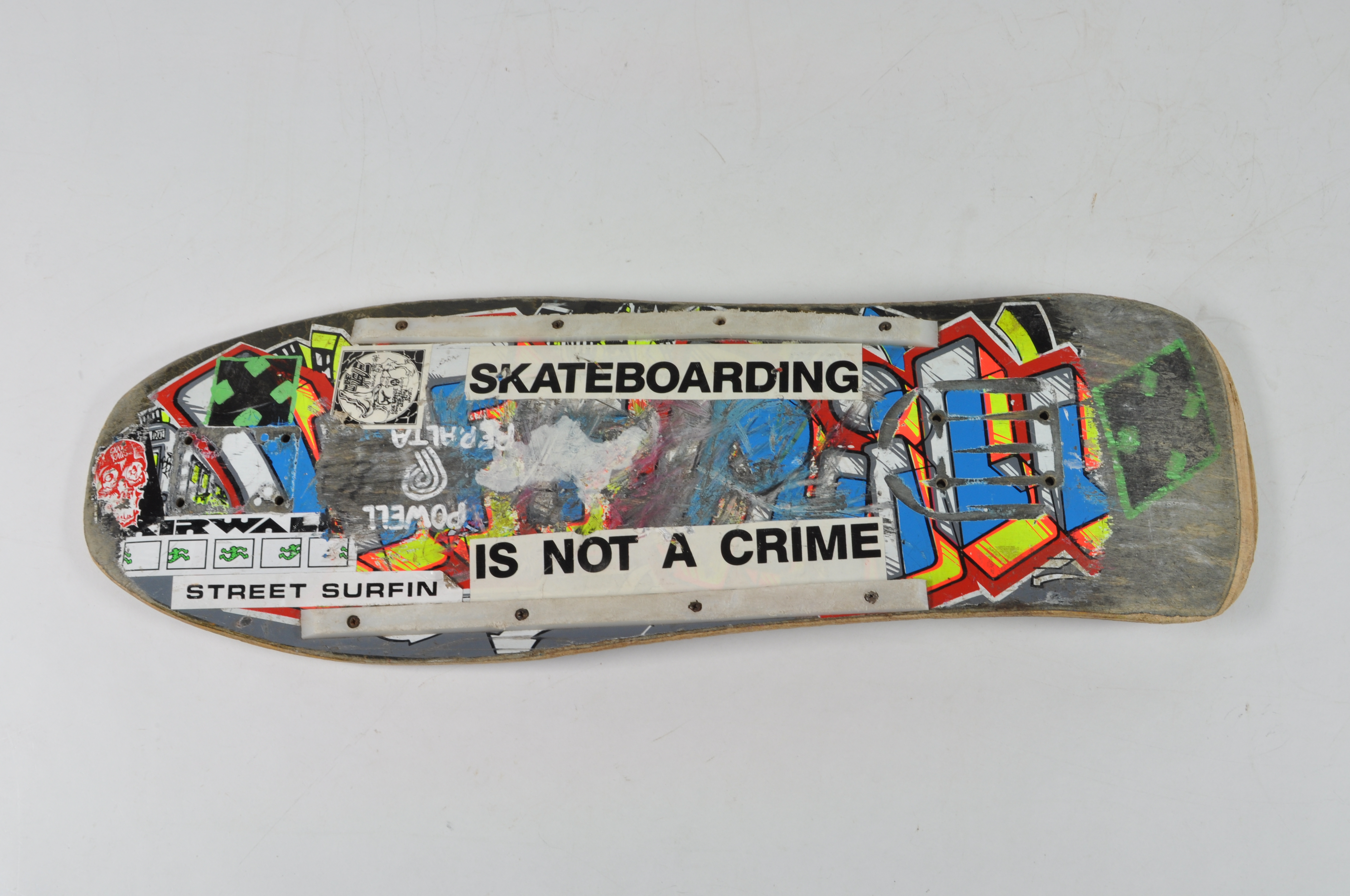 Planche de skateboard avec l’inscription « Skateboarding is not a crime », 2002.49.3. Photo Mucem