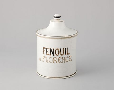 Pot d’herboristerie : fenouil de Florence. Sarreguemines, Moselle, France, 1900, Faïence. Mucem, Marseille © Mucem / Marianne Kuhn