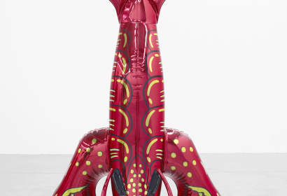 Jeff Koons. Lobster, 2007-2012. mirror-polished stainless steel with transparent color coating. 57 7/8 x 37 x 18 7/8 inches ; 147 x 94 x 47,9 cm. Edition 1 from an edition of 3, plus artist’s proof. Pinault Collection © Jeff Koons, photo: Marc Domage/Courtesy Almine Rech Gallery