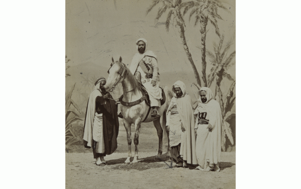 Louis Jean Delton, Portrait d'Abd el-Kader à cheval, 1865, photographie. Archives nationales d'outre-mer, Aix-en-Provence © FR ANOM. Aix-en-Provence (139 APOM/2) – Tous droits réservés